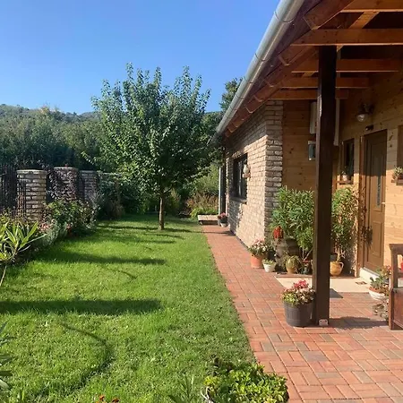 Tuenderrozsa Vendeghaz * Tahitotfalu