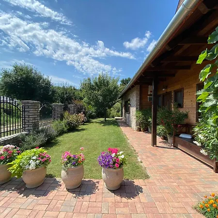 Tuenderrozsa Vendeghaz * Tahitotfalu