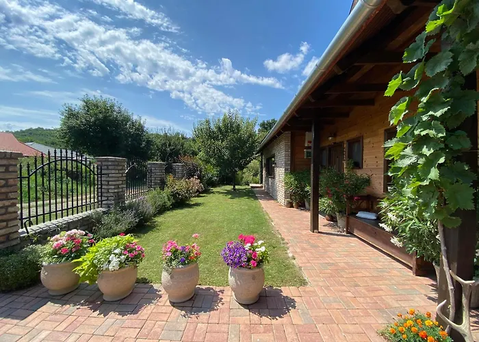 Tuenderrozsa Vendeghaz * Tahitófalu